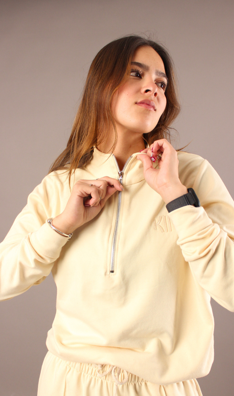 Detalle del cierre y cuello de la chamarra half zip Butter KIN Active