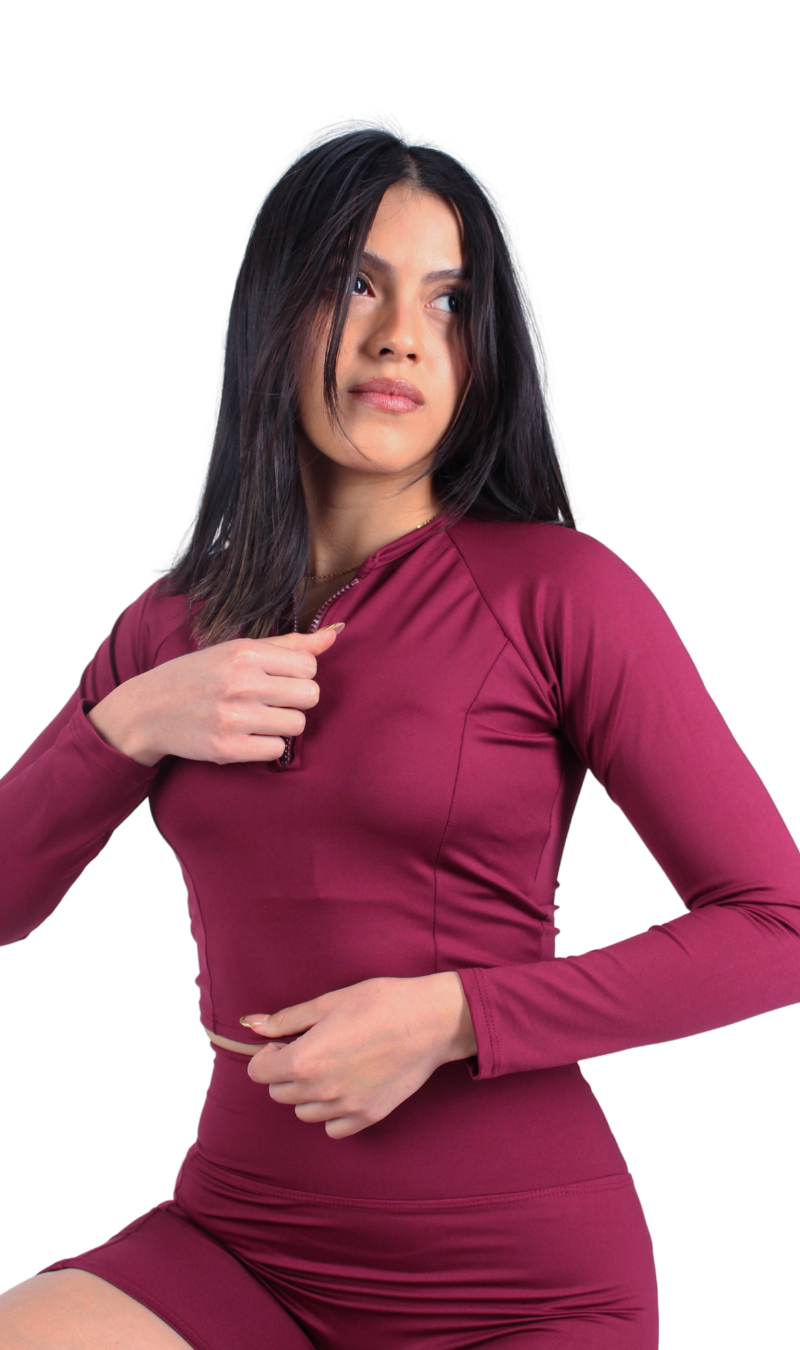 Detalle de las mangas y tela del Crop Manga Larga Merlot KIN Active