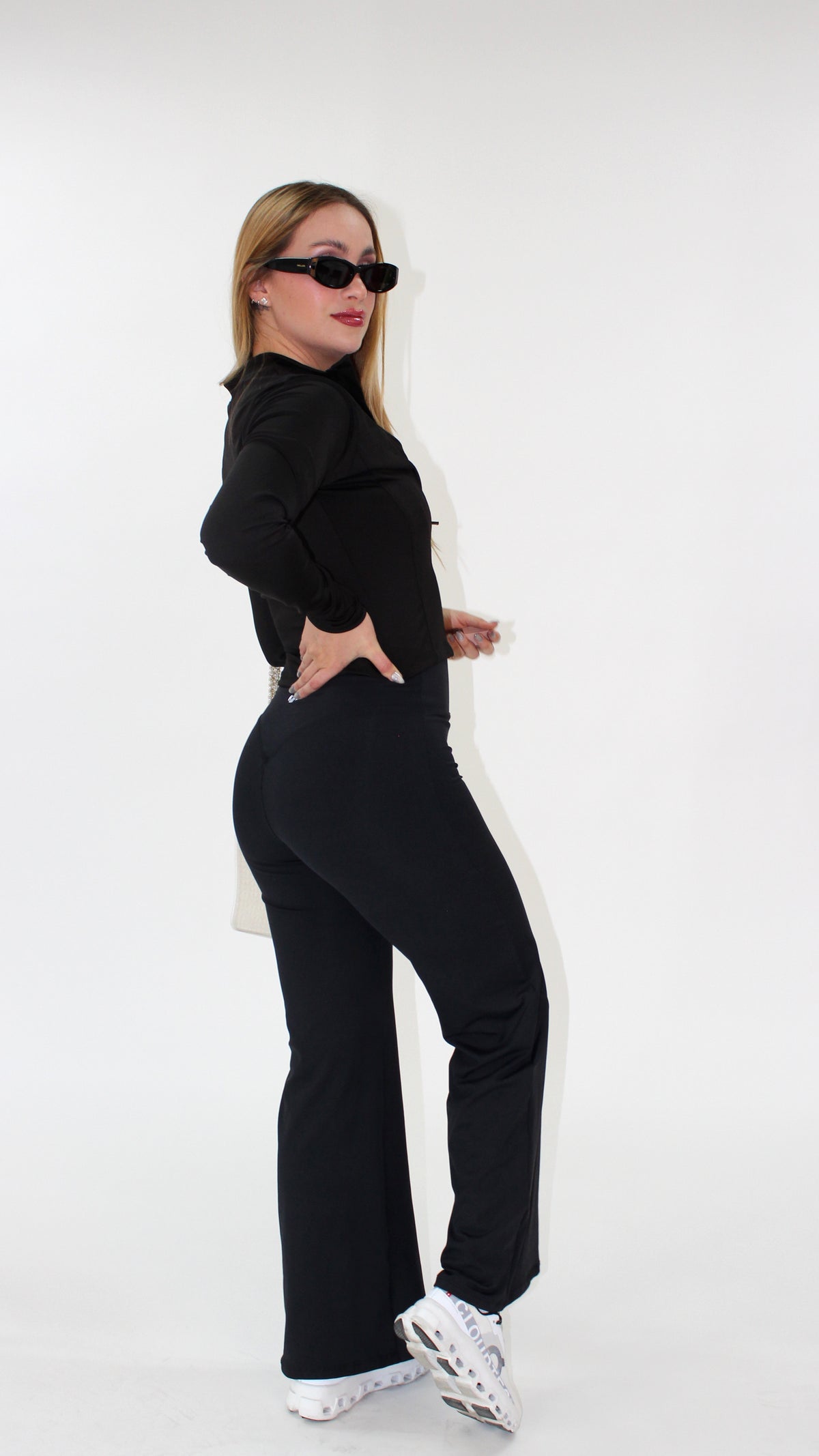 Mujer usando chamarra Curve Onyx KIN Active en actividad al aire libre