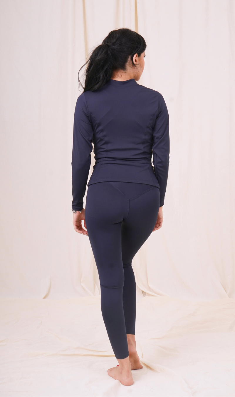 Mujer usando chamarra Curve Navy KIN Active en actividad al aire libre