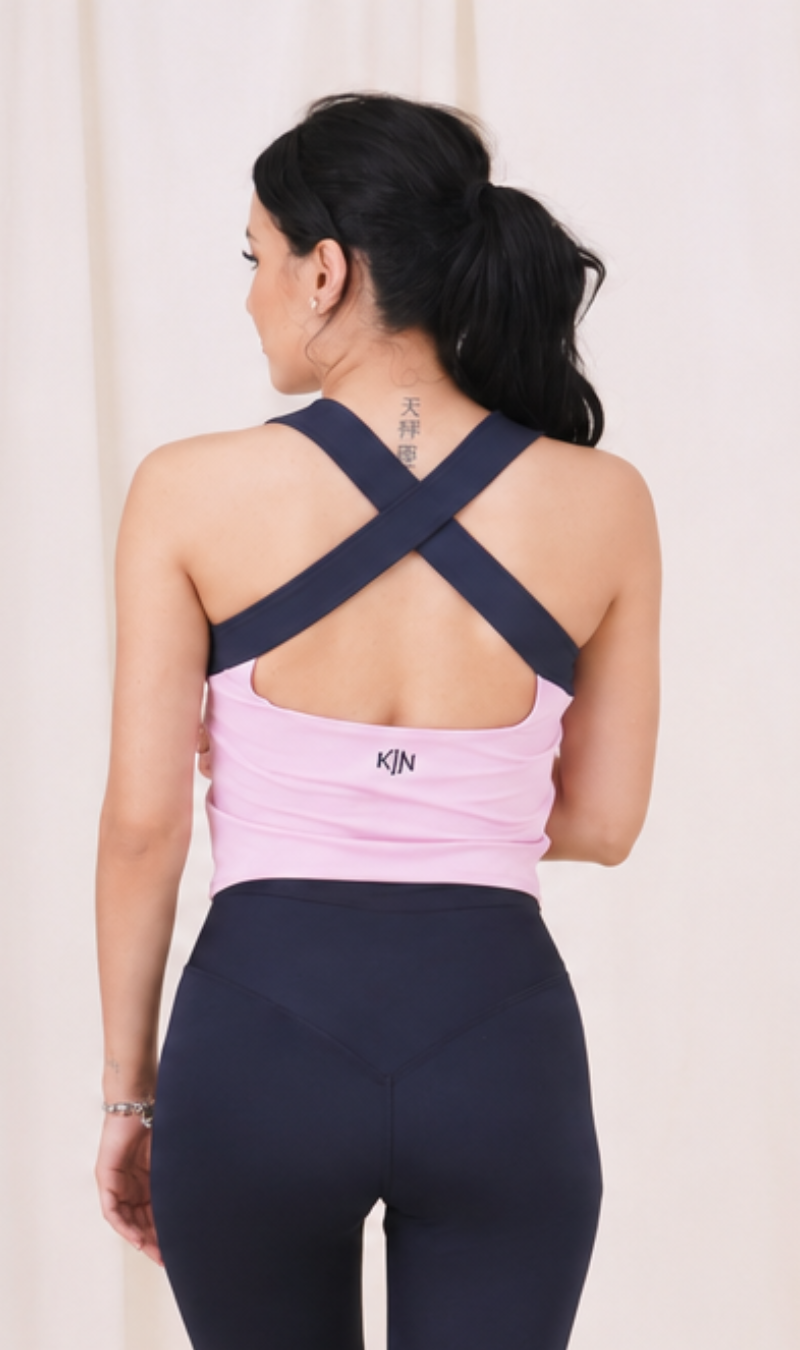 Detalle del escote scoop y tela del Scoop Tank Rosa Bebé KIN Active