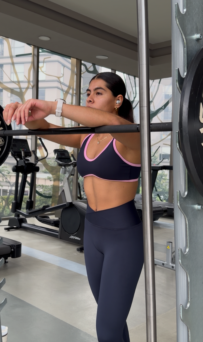 Mujer usando Move Top Navy KIN Active durante rutina de cardio