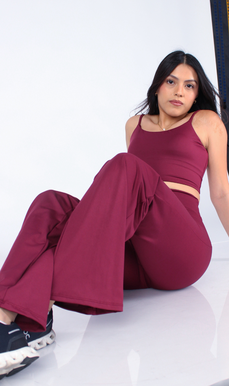 Mujer usando leggings Merlot KIN Active en clase de entrenamiento funcional