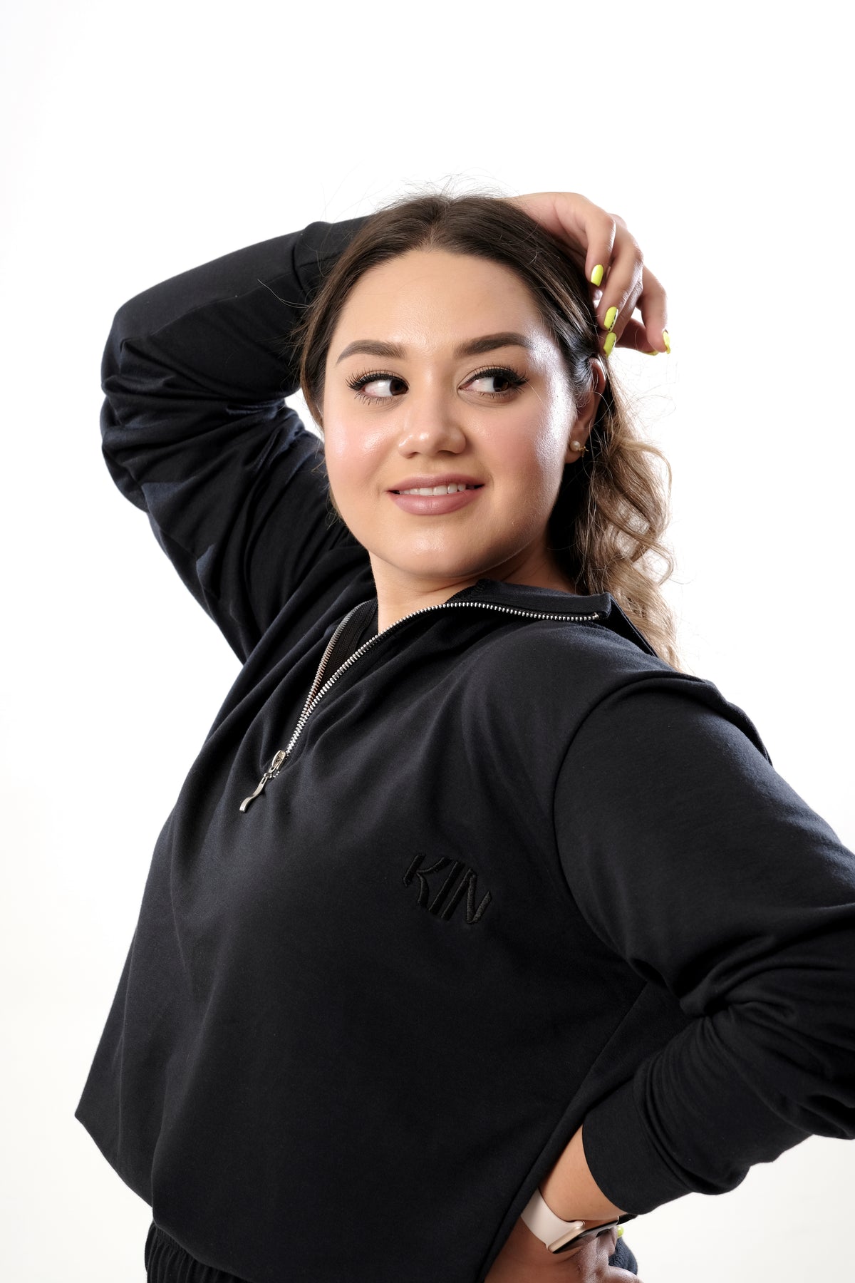 Persona usando chamarra half zip Onyx KIN Active en entrenamiento